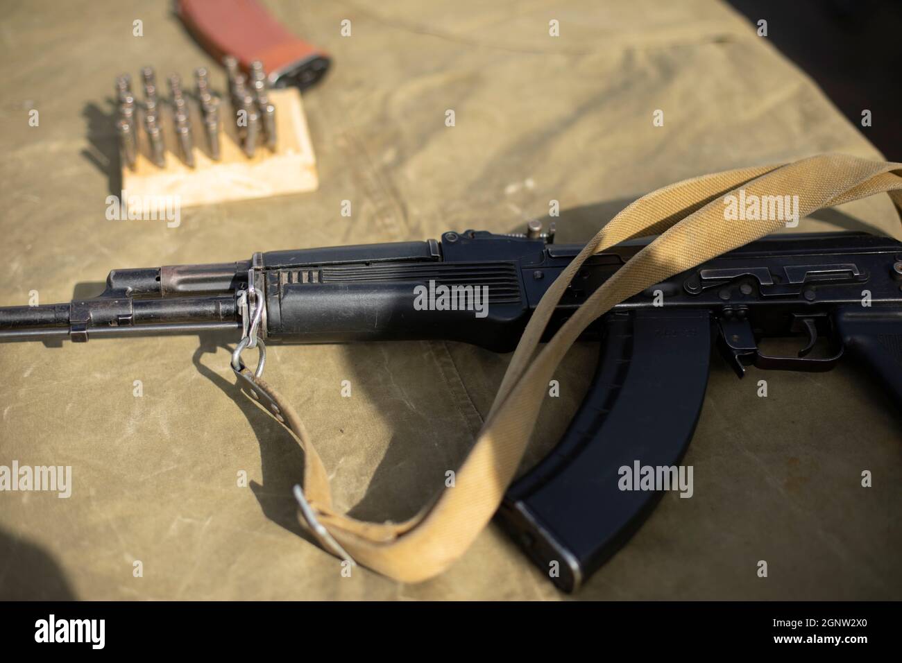 Schusswaffen für das Training. Die Maschine steht auf dem Tisch. Zuverlässige Kleinarme. Einzelheiten der militärischen Ausbildung. Stockfoto