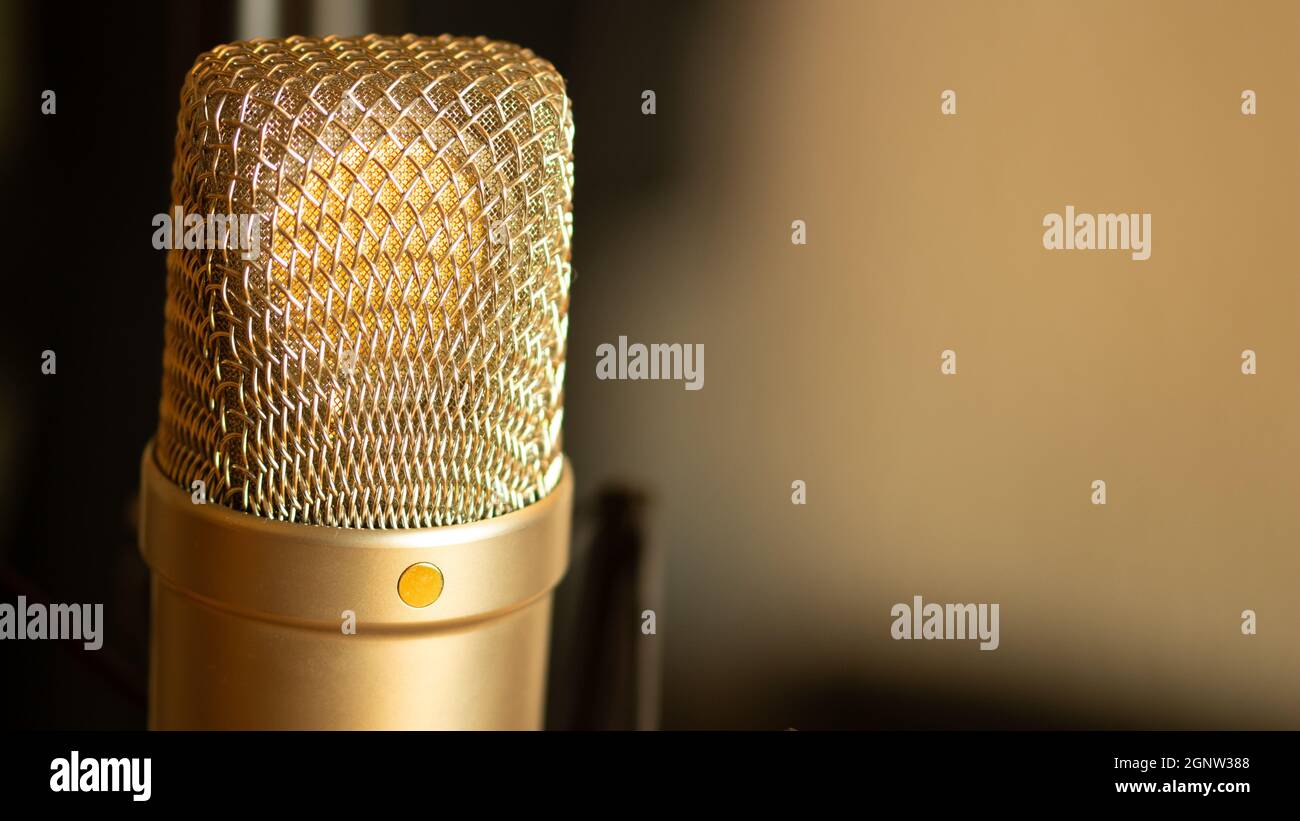 Nahaufnahme eines großen Kondensatormikrofons in einem Musikstudio. Stockfoto