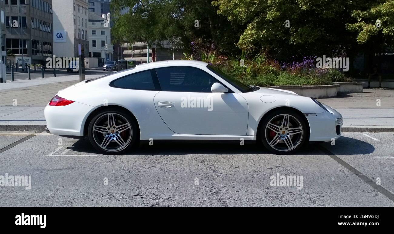 Ein Porsche Carrera 4S aus dem Jahr 2010, geparkt in Plymouth, Devon, England, Großbritannien. Stockfoto