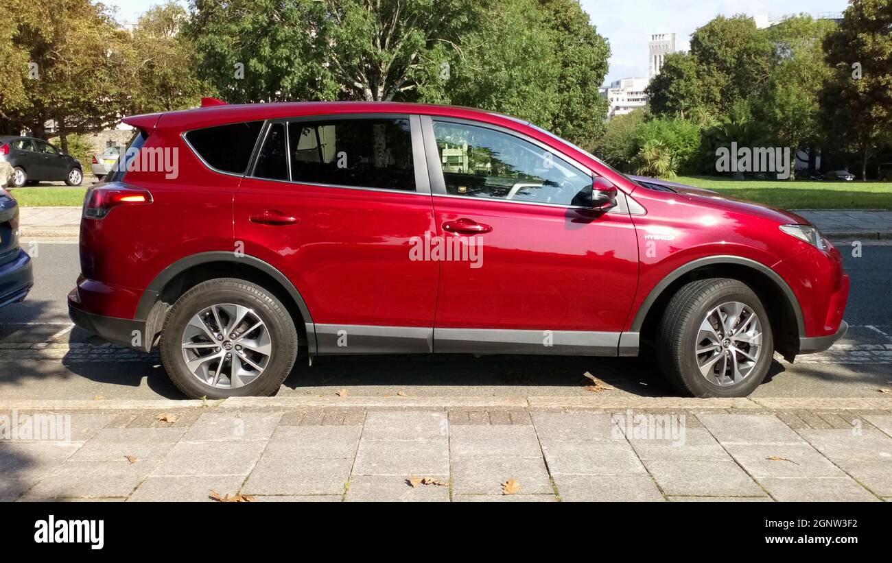 Ein 2018 registriertes rotes Toyota RAV4 Hybridauto, geparkt in Plymouth, Devon, England, Großbritannien. Stockfoto