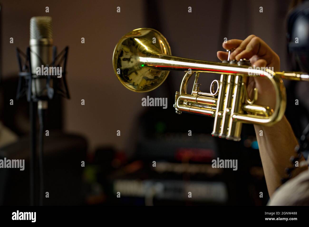 Großes Membranmikrofon mit Trompete im Studio Stockfoto