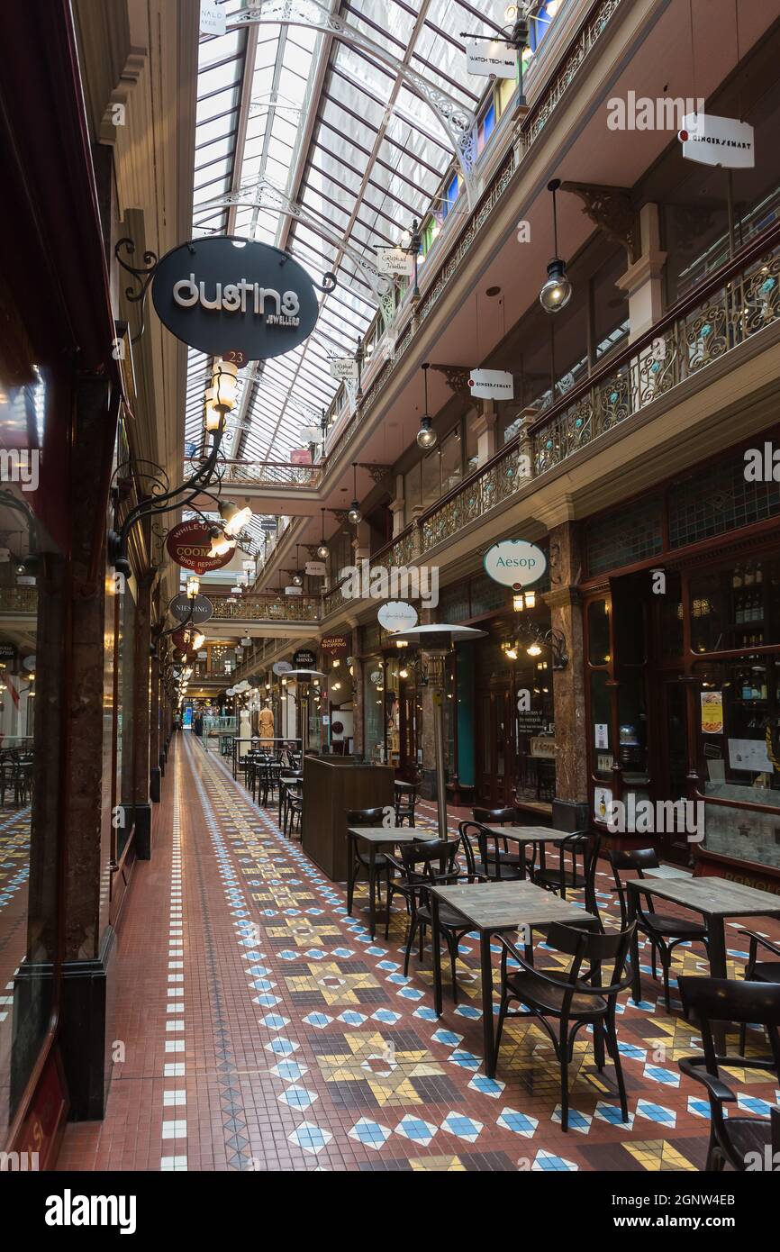 Sydney, Australien. Montag, 27. September 2021. Die Strand Arcade im zentralen Geschäftsviertel sieht sehr verlassen aus, da die Sperre in Sydney aufgrund der Delta-Sorte von COVID-19 fortgesetzt wird. Heute wurden die Details für die Wiedereröffnung bekannt gegeben und die Beschränkungen werden ab dem 11. Oktober lockern. Quelle: Paul Lovelace/Alamy Live News Stockfoto