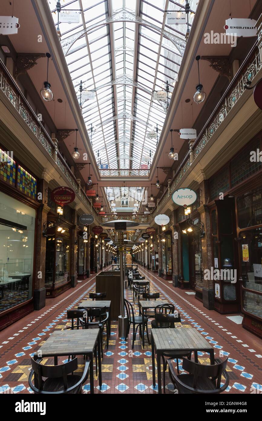 Sydney, Australien. Montag, 27. September 2021. Die Strand Arcade im zentralen Geschäftsviertel sieht sehr verlassen aus, da die Sperre in Sydney aufgrund der Delta-Sorte von COVID-19 fortgesetzt wird. Heute wurden die Details für die Wiedereröffnung bekannt gegeben und die Beschränkungen werden ab dem 11. Oktober lockern. Quelle: Paul Lovelace/Alamy Live News Stockfoto