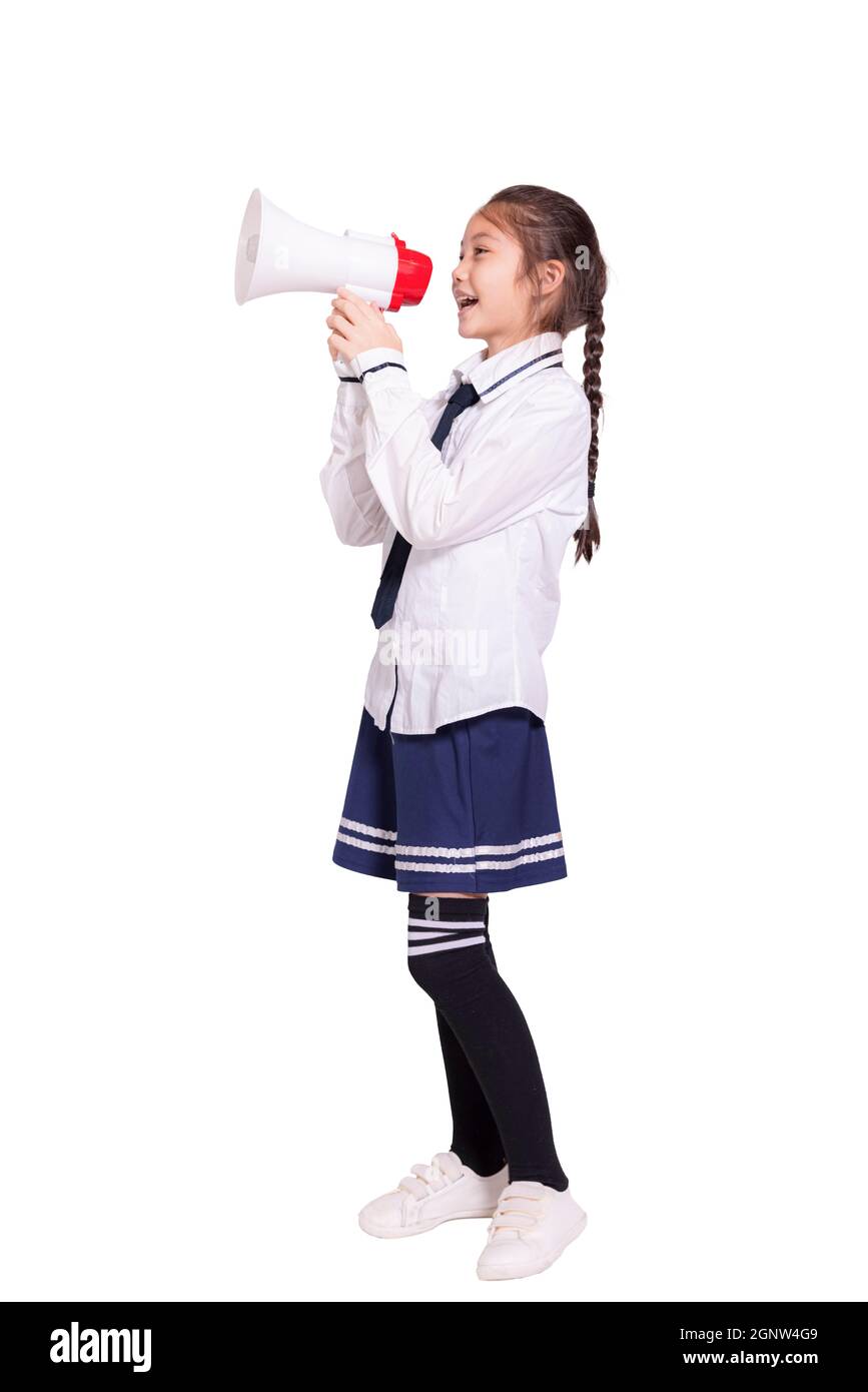 Glücklich Student Mädchen trägt Uniform und hält mit Megaphon. Stockfoto