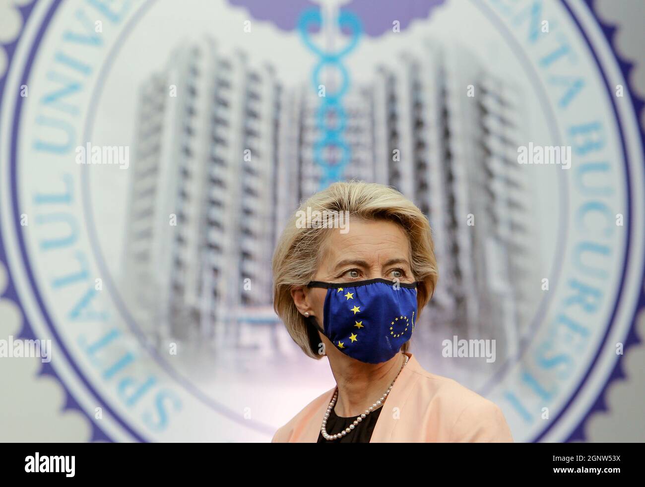 Bukarest, Rumänien. September 2021. Die Präsidentin der Europäischen Kommission, Ursula von der Leyen, wird am 27. September 2021 bei einem Besuch im Notkrankenhaus der Universität Bukarest in Bukarest, Rumänien, gesehen. Die Europäische Kommission (EG) hat beschlossen, den nationalen Erholungs- und Resilienzplänen Rumäniens grünes Licht zu geben, sagte ihre Präsidentin Ursula von der Leyen hier am Montag auf einer gemeinsamen Pressekonferenz mit dem rumänischen Präsidenten Klaus Iohannis und Premierminister Florin Citu. Quelle: Cristian Cristel/Xinhua/Alamy Live News Stockfoto