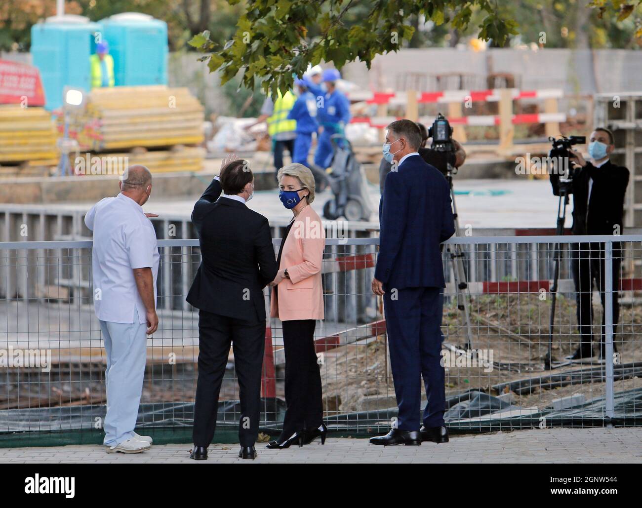 (210927) -- BUKAREST, 27. September 2021 (Xinhua) -- die Präsidentin der Europäischen Kommission, Ursula von der Leyen (2. R, Front), der rumänische Präsident Klaus Iohannis (1. R, Front) und der rumänische Premierminister Florin Citu (2. L, Front) besuchen am 27. September 2021 das Notkrankenhaus der Universität Bukarest in Bukarest, Rumänien. Die Europäische Kommission (EG) hat beschlossen, den nationalen Erholungs- und Resilienzplänen Rumäniens grünes Licht zu geben, sagte ihre Präsidentin Ursula von der Leyen hier am Montag auf einer gemeinsamen Pressekonferenz mit dem rumänischen Präsidenten Klaus Iohannis und Premierminister Florin Citu. (Foto von Cristia Stockfoto