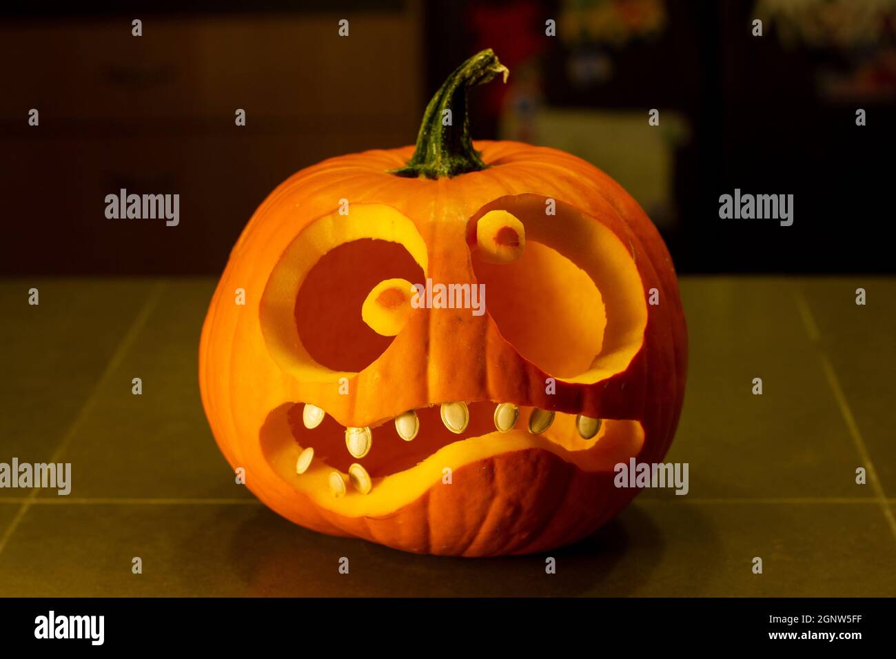Eine Jack-o-Laterne, die auf der Küchentischke isoliert ist. Lustige halloween Kürbis Gesicht. Stockfoto