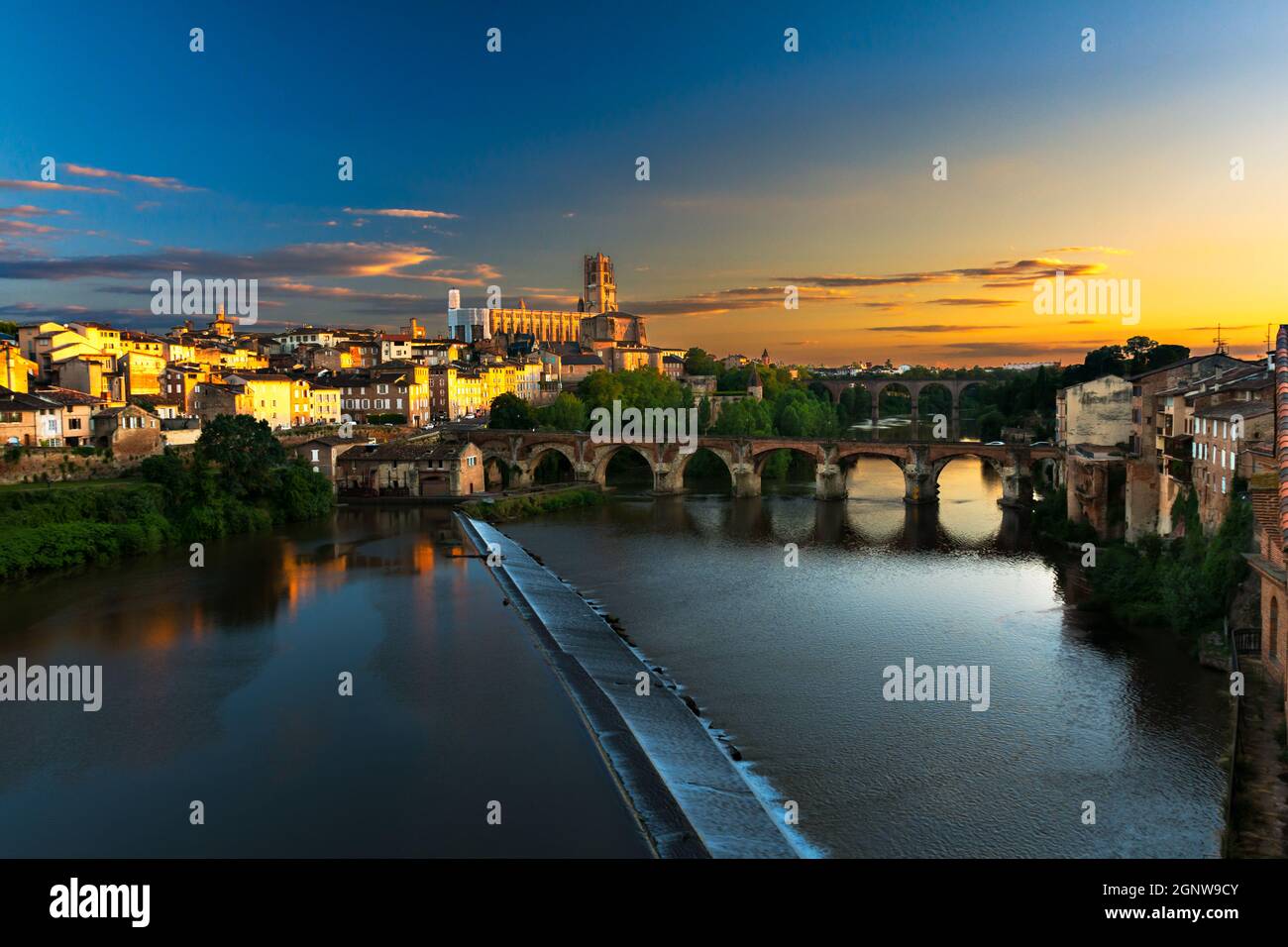Albi - Frankreich Ste Cecile Basilika an Stadt Albi, mit Brücken und Flüsse. Fotografie, aufgenommen während des Sonnenuntergangs.  Basilika Ste Cecile À Albi, Avec ses ponts Stockfoto