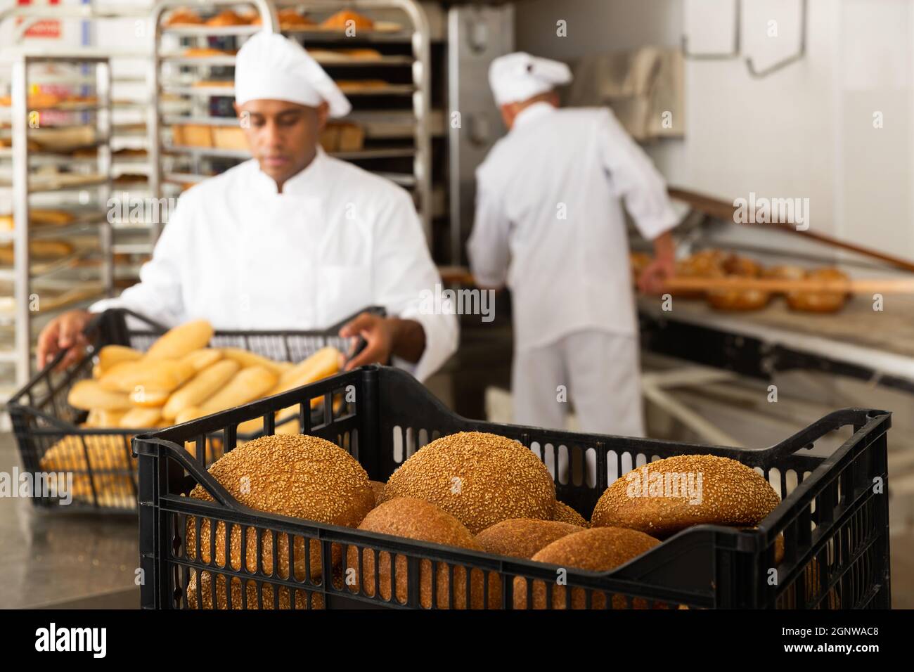 Heißes frisches Brot in der Bäckerei in der Box Stockfoto