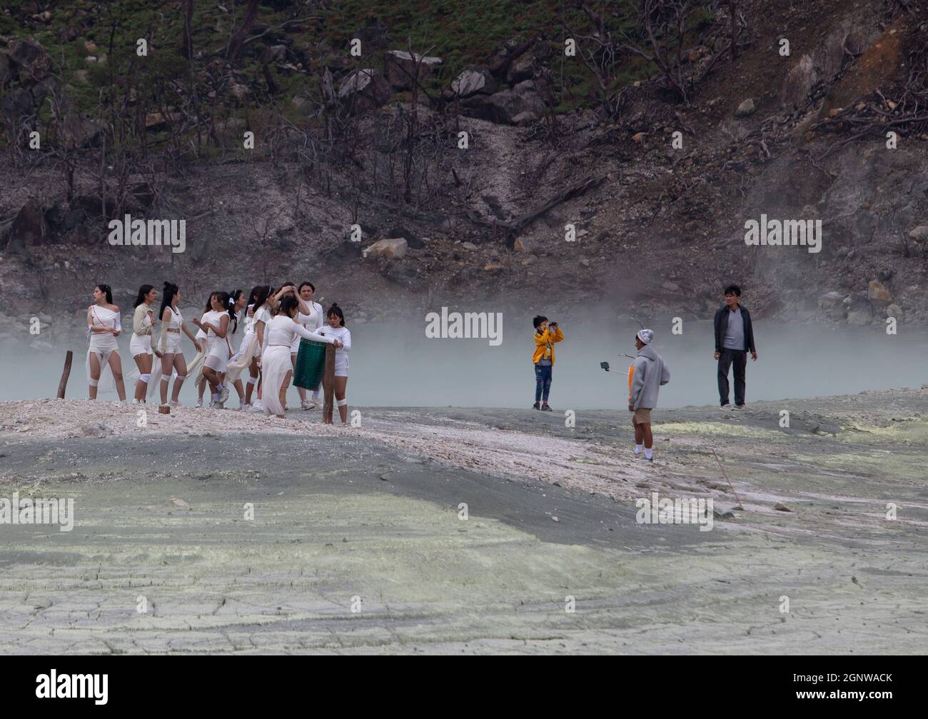 Bandung, Indonesien-26. September 2021: Atmosphäre des Kawah Putih Kraters in Ciwidey West Java, in der Nähe der Stadt Bandung. Stockfoto