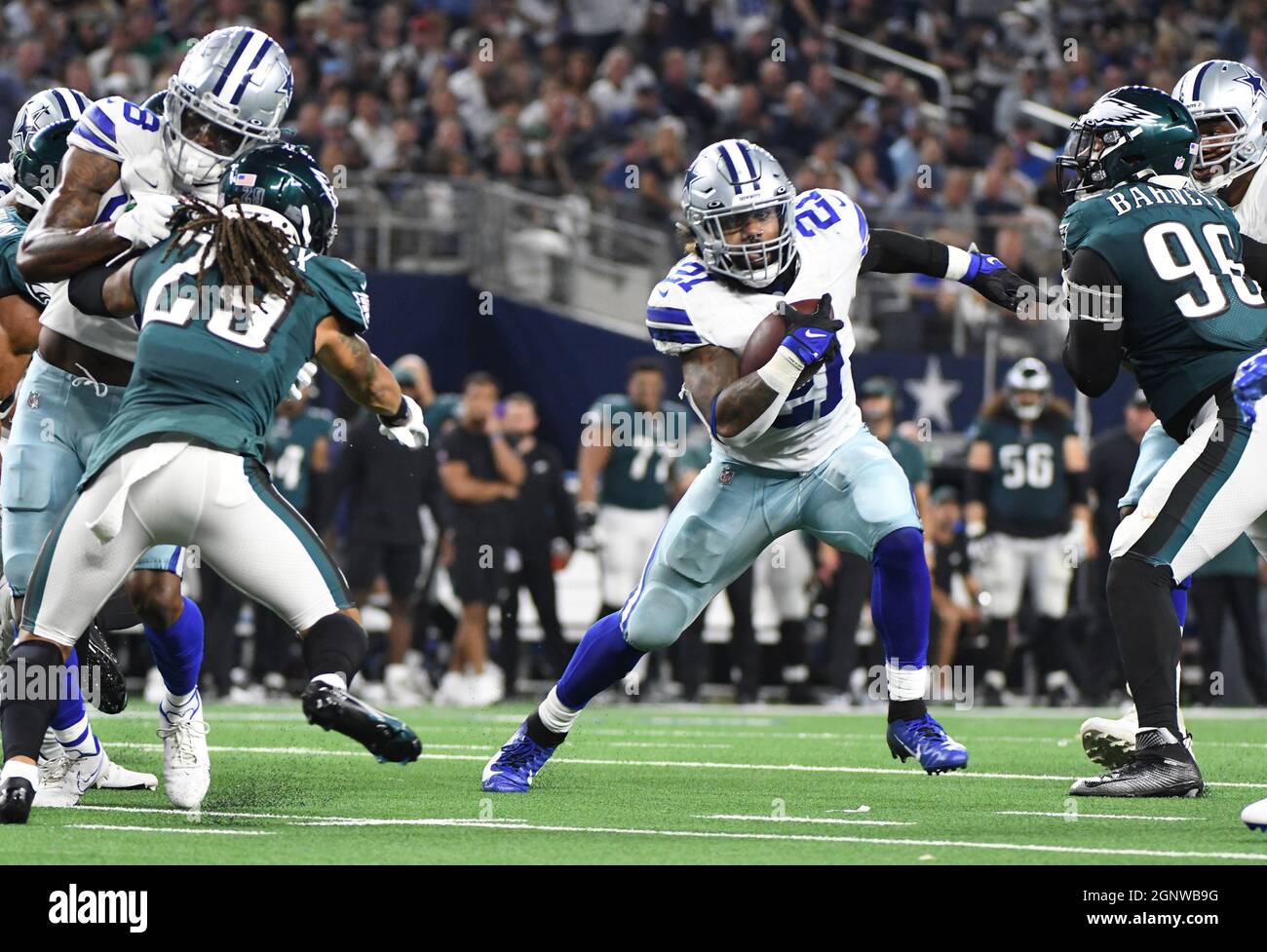 Arlington, Usa. September 2021. Dallas Cowboys laufen zurück Ezekiel Ellott läuft am Montag, den 27. September 2021, während ihres NFL-Spiels im AT&T Stadium in Arlington, Texas, gegen die Philadelphia Eagles. Foto von Ian Halperin/UPI Credit: UPI/Alamy Live News Stockfoto