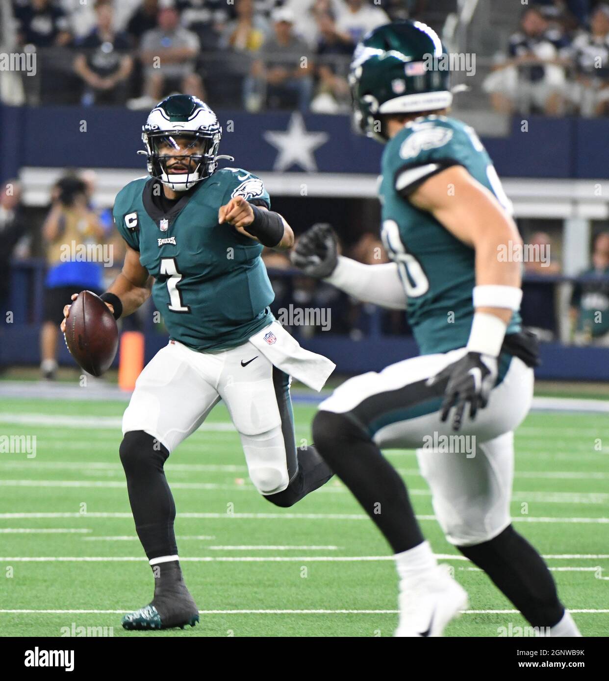 Arlington, Usa. September 2021. Philadelphia Eagles Quarterback Jalen Hurts kriegt gegen die Dallas Cowboys während ihres NFL-Spiels im AT&T Stadium in Arlington, Texas, am Montag, 27. September 2021. Foto von Ian Halperin/UPI Credit: UPI/Alamy Live News Stockfoto