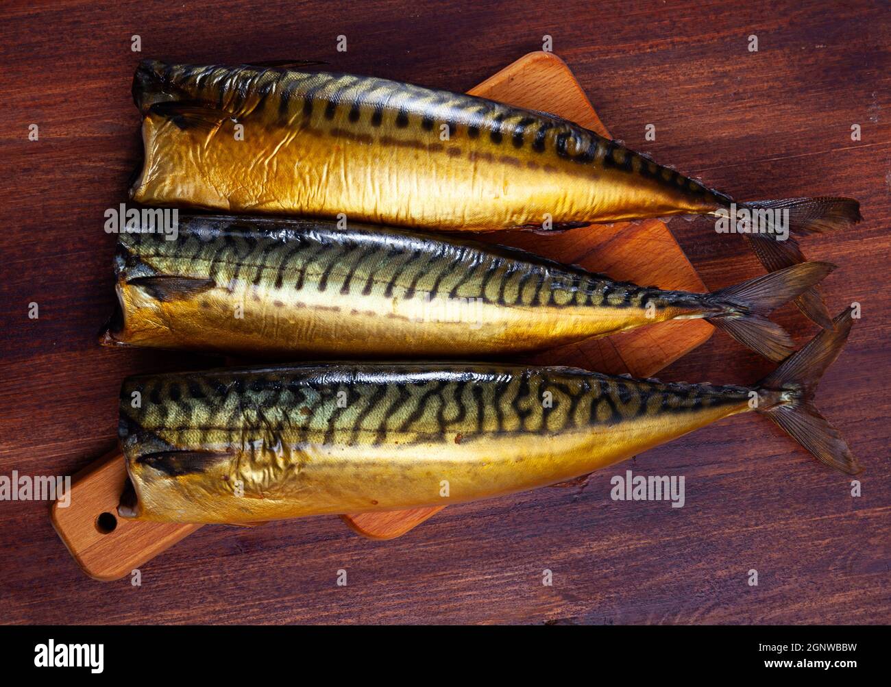 Leckere heiße geräucherte Makrele auf Holzoberfläche Stockfoto