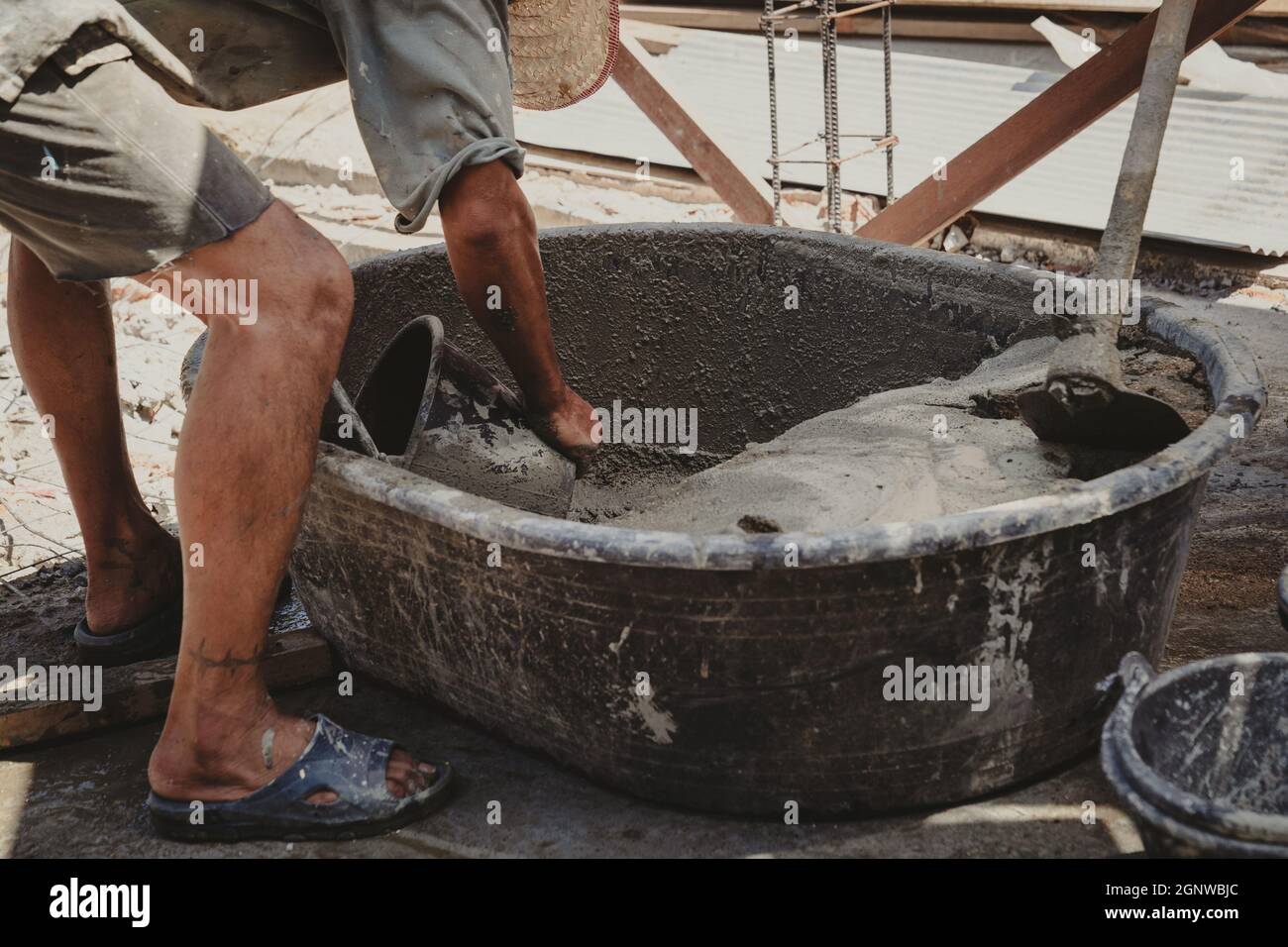 Arbeiter Mischen Zementmörtel Putz für den Bau Stockfoto