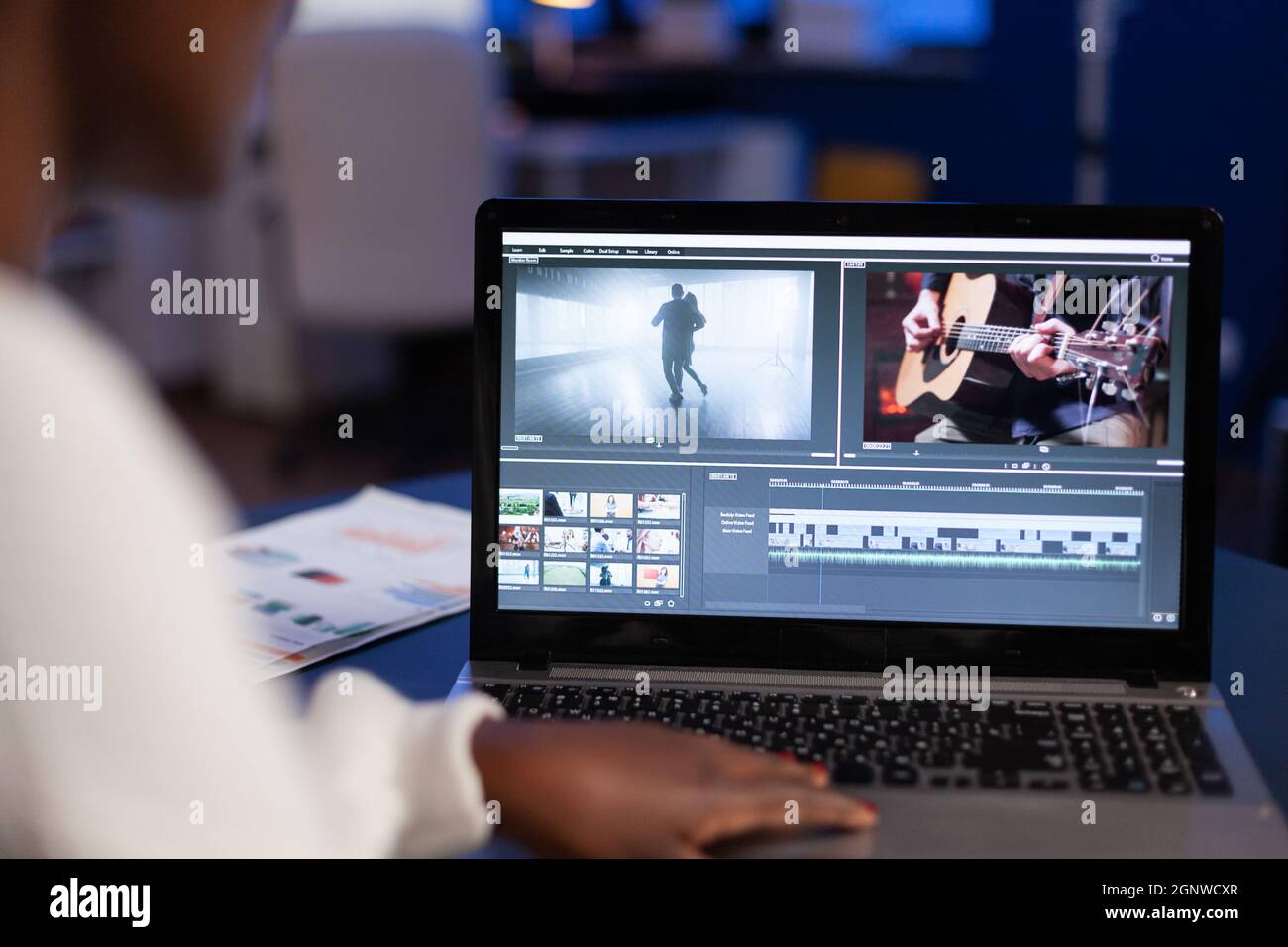 afroamerikanische Frau Video-Redakteurin arbeitet bei Kreativität Film Montage sitzen in modernen Agentur Büro. Content Creator in digitalen Multimedia-Unternehmen Verarbeitung von Film mit Post-Production-Software Stockfoto