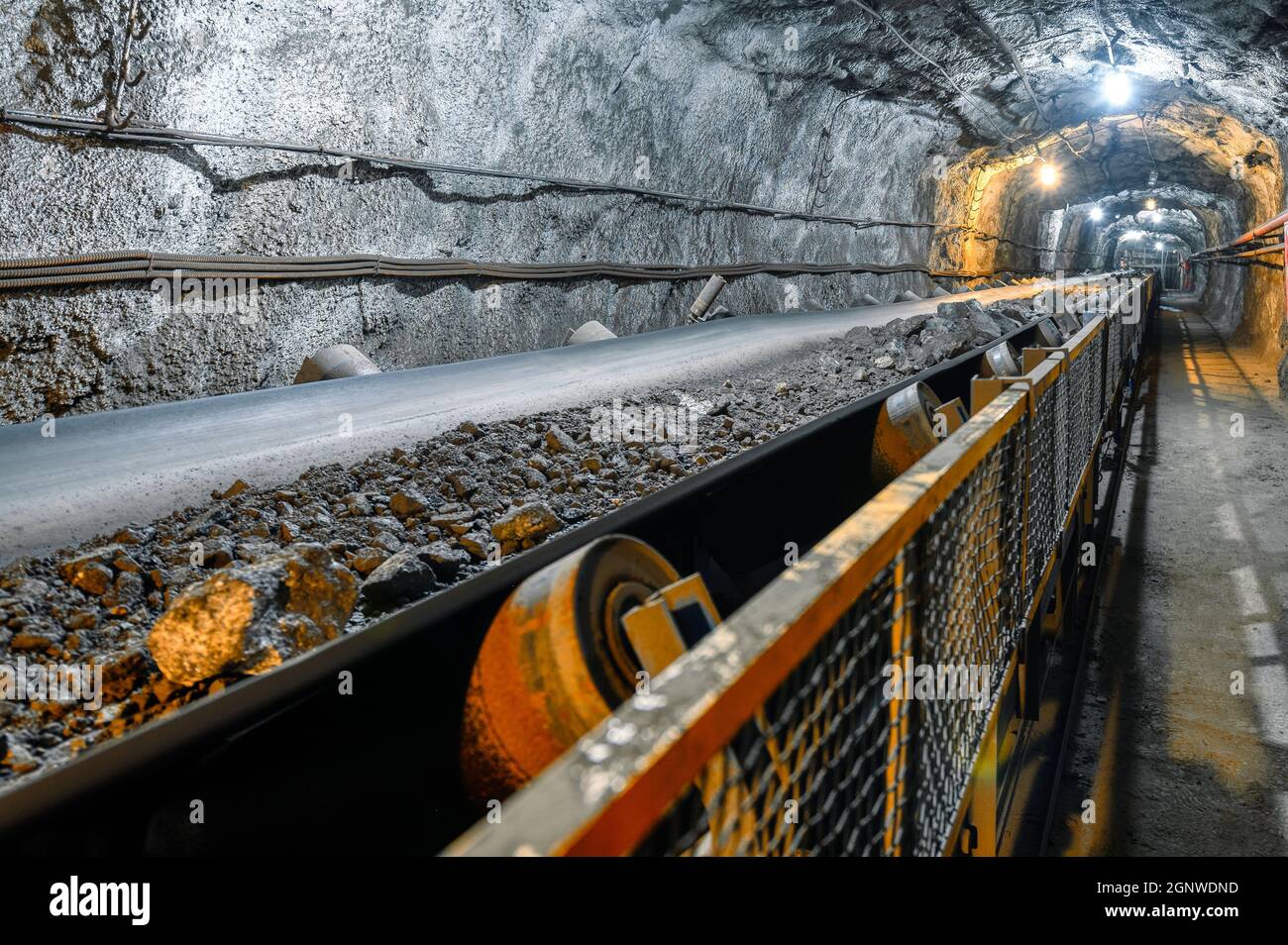 Förderband in einem unterirdischen Tunnel. Transport von Erz an die Oberfläche Stockfoto