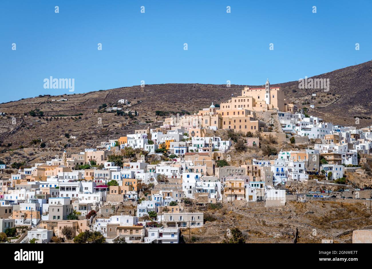 Blick auf Ano Syros, die mittelalterliche Siedlung der Insel Syros, mit der römisch-katholischen Kirche des Heiligen Georg auf dem Hügel. Kykladen, Griechenland. Stockfoto