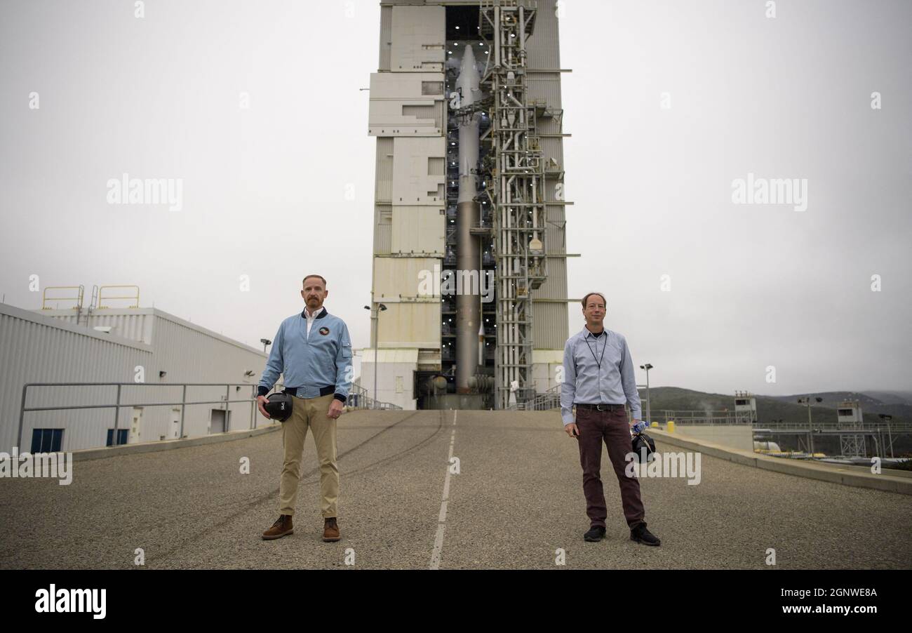 Schauspieler Marc Evan Jackson, links, und NASA Landsat 9 Project Scientist Jeff Masek posieren für ein Foto der United Launch Alliance (ULA) ATLAS V Rakete mit dem Landsat 9 Satelliten an Bord, Sonntag, 26. September 2021, auf der Vandenberg Space Force Base in Kalifornien. Der Landsat 9-Satellit, ein gemeinsamer NASA/US-Satellit Geologische Survey Mission, die das Erbe der Überwachung EarthâÂ € Â™s Land und Küstenregionen fortsetzen wird, ist für den Start Montag, 27. September 2021 geplant. Foto von Bill Ingalls/NASA via CNP/ABACAPRESS.COM Stockfoto