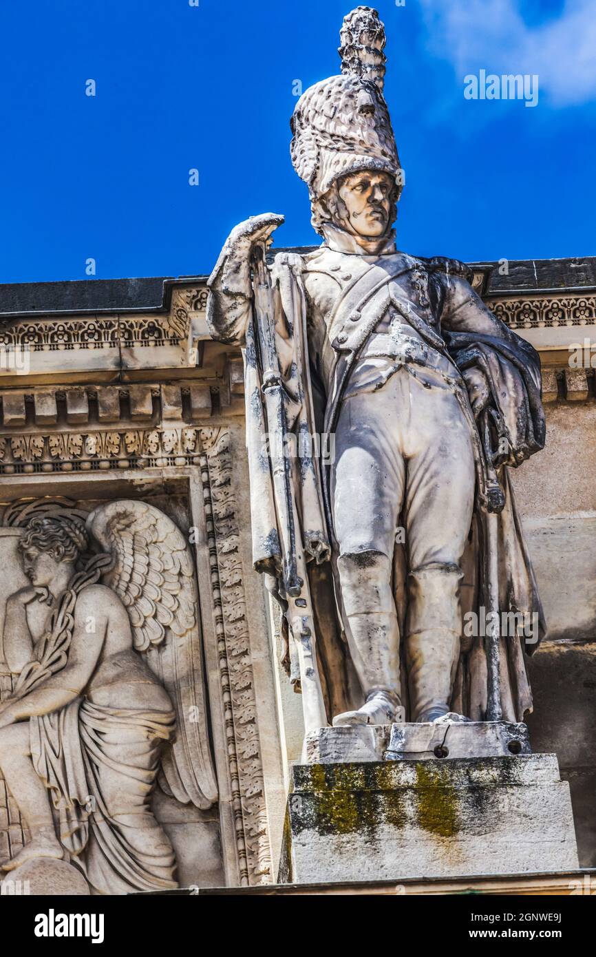 Napoleonischer Soldat Statue Arc de Triomphe du Carrousel Place du Louvre Paris Frankreich. Erbaut von Napoleon im Jahr 1808 zur Feier des Sieges in Austerlitz, Stockfoto