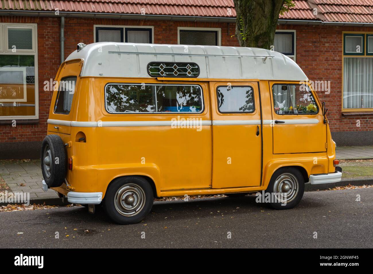OSS, Nordbrabant, Niederlande, 25.09.2021, Oldtimer van Renault Estafette 800 aus dem Jahr 1980 in orange Stockfoto