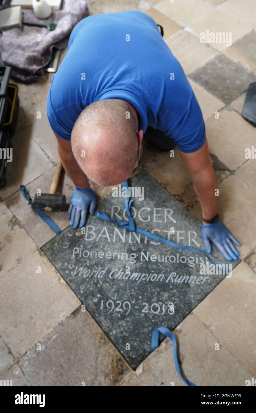 Der Steinmetz Mark Croll installiert in der Westminster Abbey, London, einen Gedenkstein zu Ehren von Sir Roger Banister, neben den Gräbern von Sir Isaac Newton, Charles Darwin und Professor Stephen Hawking. Sir Roger, der im März 2018 im Alter von 88 Jahren starb, war der erste Mann, der in weniger als vier Minuten eine Meile gelaufen war und allgemein angenommen wurde, dass er über die menschlichen Fähigkeiten hinausging, bis er die Leistung an der Universität Oxford am 6 1954. Mai erreichte. Er wurde ein angesehener Neurologe und fühlte sich immer als Wissenschaftler besser als seine Leistungen in der Leichtathletik. Bilddatum: Freitag, 24. September 2021. Stockfoto