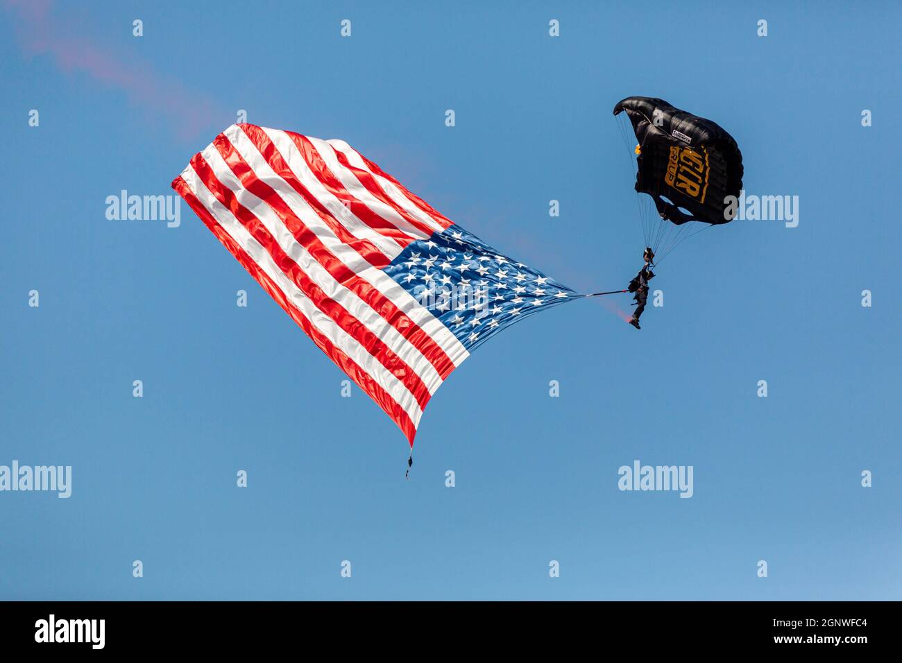 Das All Veteran Group Jump Team tritt während der Air Show 2021 in der Marine Corps Air Station Cherry Point, North Carolina, am 25. September 2021 auf. Die Air Show ist die immense Community Outreach-Veranstaltung von MCAS Cherry Point und des 2nd Marine Aircraft Wing, die den regionalen Nachbarn und den Gemeinschaftspartnern Anerkennung für ihre dauerhafte Unterstützung für den Erfolg ihrer Mission zeigt. (USA Foto des Marine Corps von Chief Warrant Officer 2 Bryan Nygaard) Stockfoto