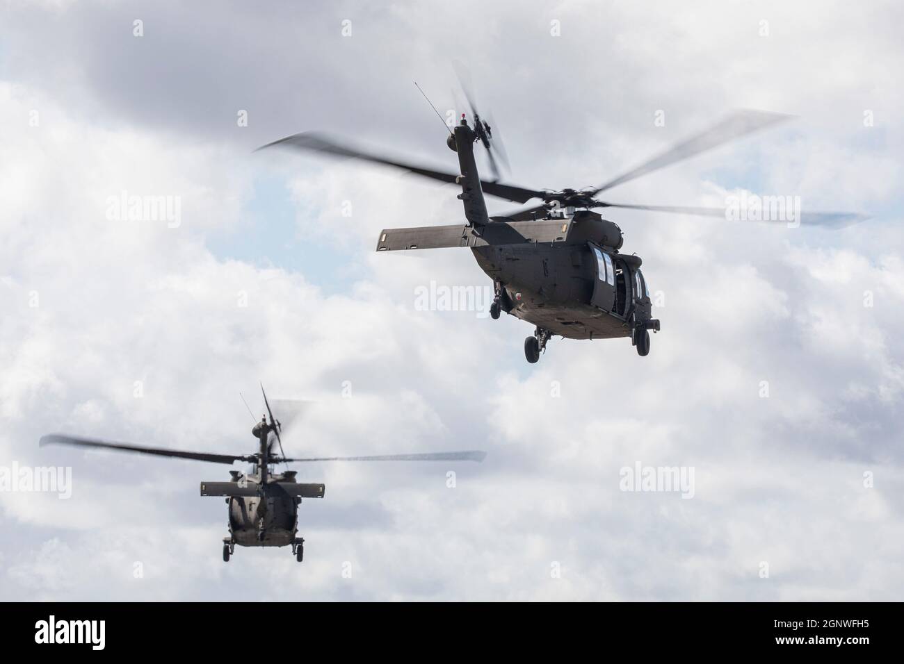 US Army UH-60M Black Hawk Helikopter mit dem 1-150th Assault Helicopter Bataillon der New Jersey National Guard starten von Joint Base McGuire-Dix-Lakehurst, N.J., 21. September 2021. (USA Foto der Air National Guard von Meister Sgt. Matt Hecht) Stockfoto