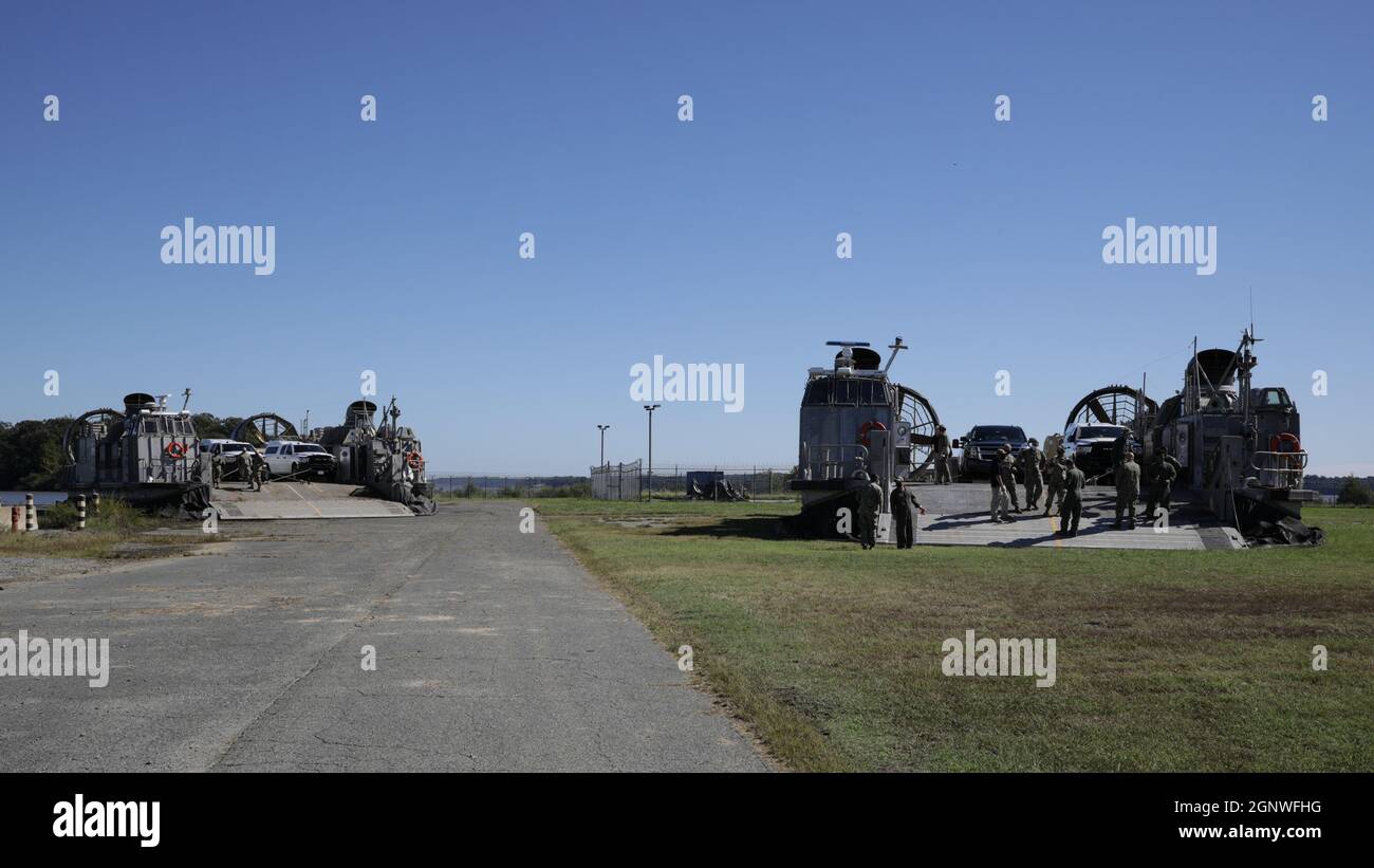 210924-N-PC620-0211 QUANTICO, VA (Sept 24, 2021) Landing Craft, Air Cushion (LCAC) 25 und LCAC 87, angeschlossen an Assault Craft Unit 4, basierend auf der Joint Expeditionary Base Little Creek, Virginia, bereiten den Transport des Joint Task Force Civil Support Incident Response Teams vor und leiten Kommandoelementfahrzeuge von der Marine Corps Base Quantico, Virginia, An die Joint Base Langley-Eustis, Virginia, während einer Übung zur Einsatzbereitschaft am 24. September 2021. Diese Übung ermöglicht es JTF-CS, seine einzigartigen Funktionen zu stärken, einschließlich der Fähigkeit, kurzfristig oder ohne Vorankündigung in strengen Umgebungen bereitzustellen. Der Stockfoto