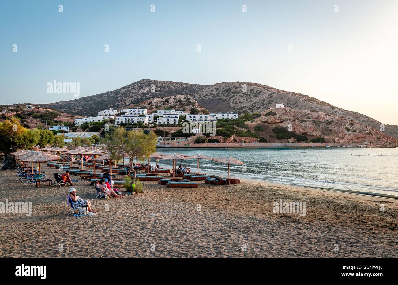 Schwimmer genießen den Sonnenuntergang am Strand von Galissas, einem Dorf auf der Insel Syros, etwa 5 km von Ermoupolis, der Hauptstadt der Insel, entfernt. Stockfoto