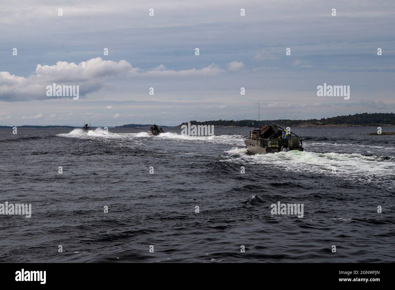 Die mit US- und schwedischen Marineinfanteristen beladenen Schwedischen Kampfboote der 90er Jahre manövrieren während der Übung Archipelago Endeavour auf dem Berga Naval Base, Schweden, 21. September 2021 durch den Stockholmer Archipel. Exercise Archipelago Endeavour bietet den US-Marineinfanteristen und ihren schwedischen Amtskollegen die Möglichkeit, sich an realistischen Schulungen zu beteiligen, die auf den Aufbau von Erfahrung, Teamarbeit und die Stärkung der Interoperabilität abzielen. Beide Kräfte arbeiten während dieser integrierten Feldtrainingsübung auf ihre gemeinsamen Ziele hin, die maritime Überfallstrainings, militärische Zusammenarbeit und Live-Fire-Veranstaltungen umfasst. (USA Mär Stockfoto