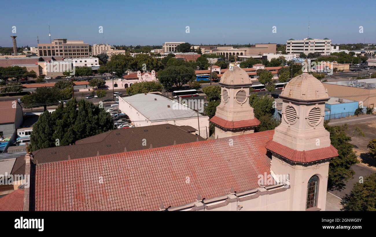 Nachmittags Luftaufnahme der städtischen Innenstadt von Modesto, Kalifornien, USA. Stockfoto