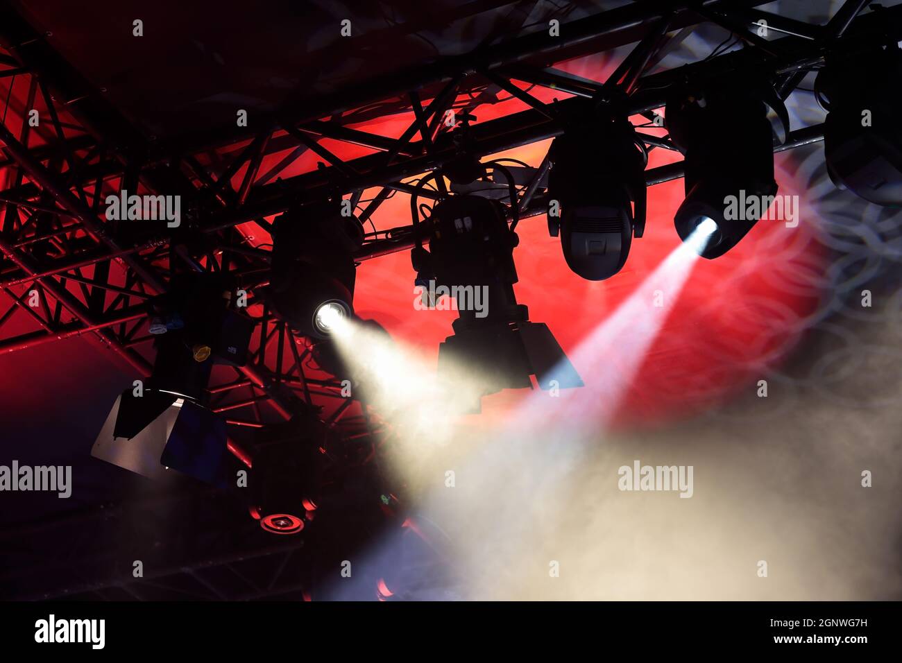 Bühnentraverse mit mehreren Scheinwerfern. An einem Traversen hängen bewegliche  Scheinwerfer Stockfotografie - Alamy
