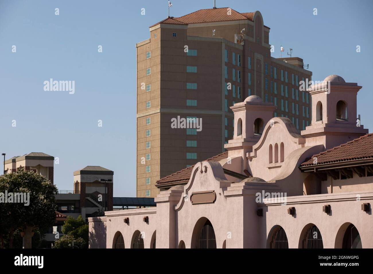 Blick am Nachmittag auf die historische Skyline der Innenstadt von Modesto, Kalifornien, USA. Stockfoto