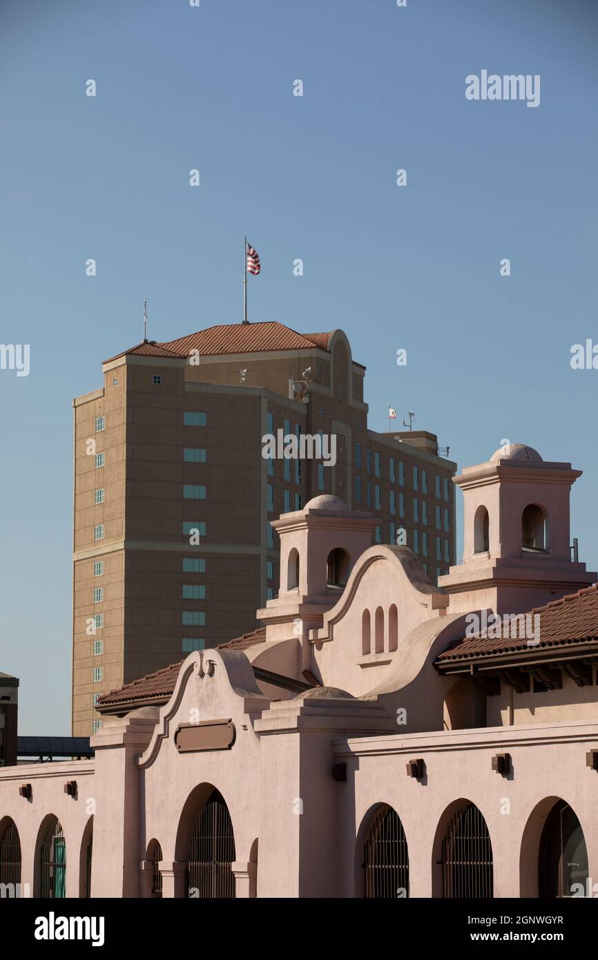 Blick am Nachmittag auf die historische Skyline der Innenstadt von Modesto, Kalifornien, USA. Stockfoto