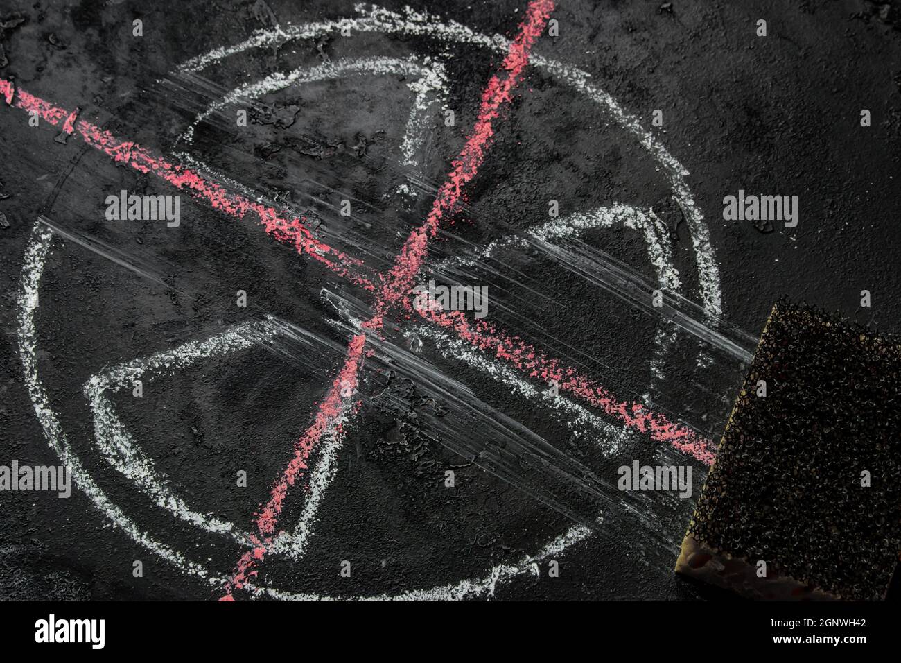 Symbol für gelöschte Atomwaffen rotes Kreuz durchgestrichen Kernwaffen Konzept Stockfoto
