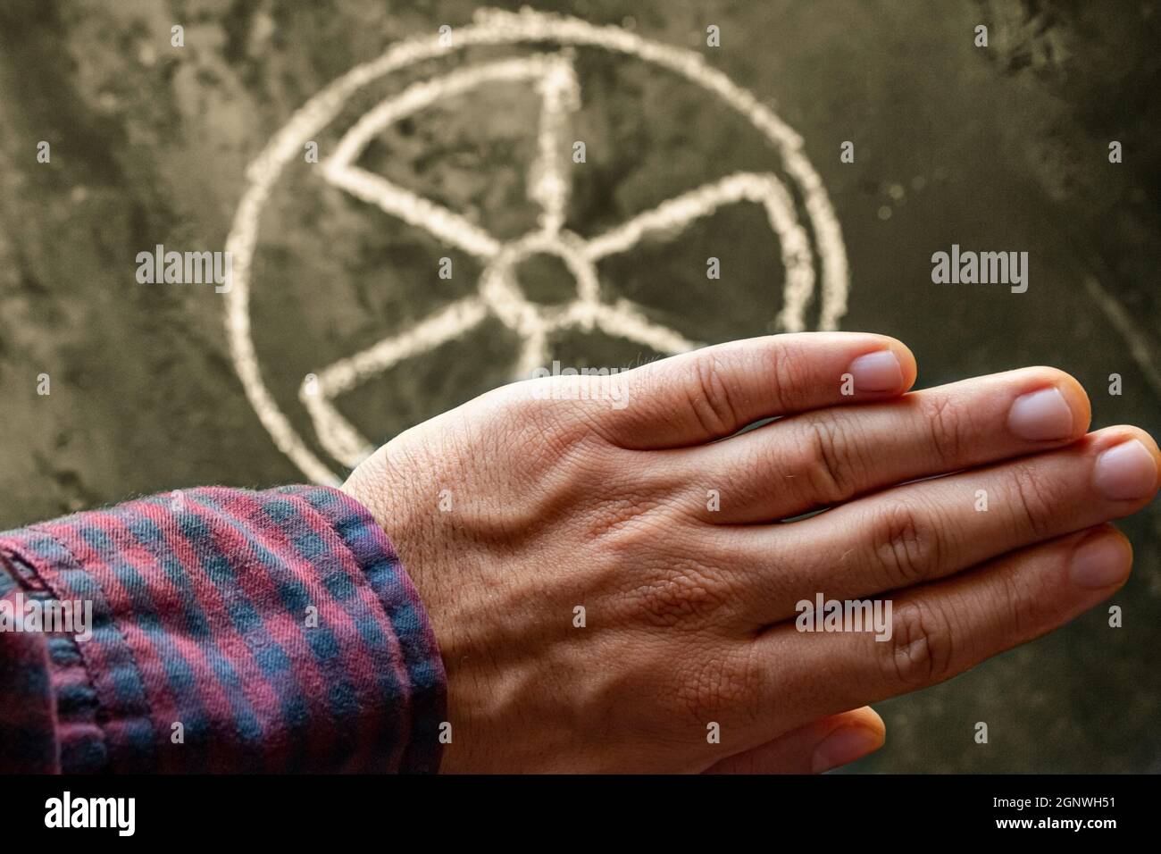 Hand- und Atomwaffen-Symbol-Konzept Verzicht auf Atomwaffe Stockfoto