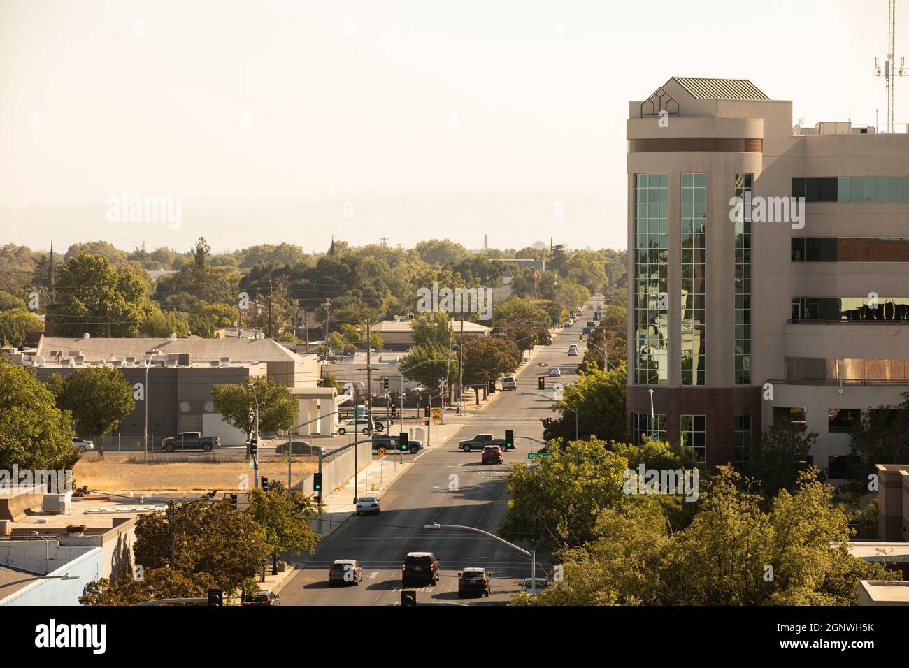 Nachmittags Luftaufnahme der städtischen Innenstadt von Modesto, Kalifornien, USA. Stockfoto