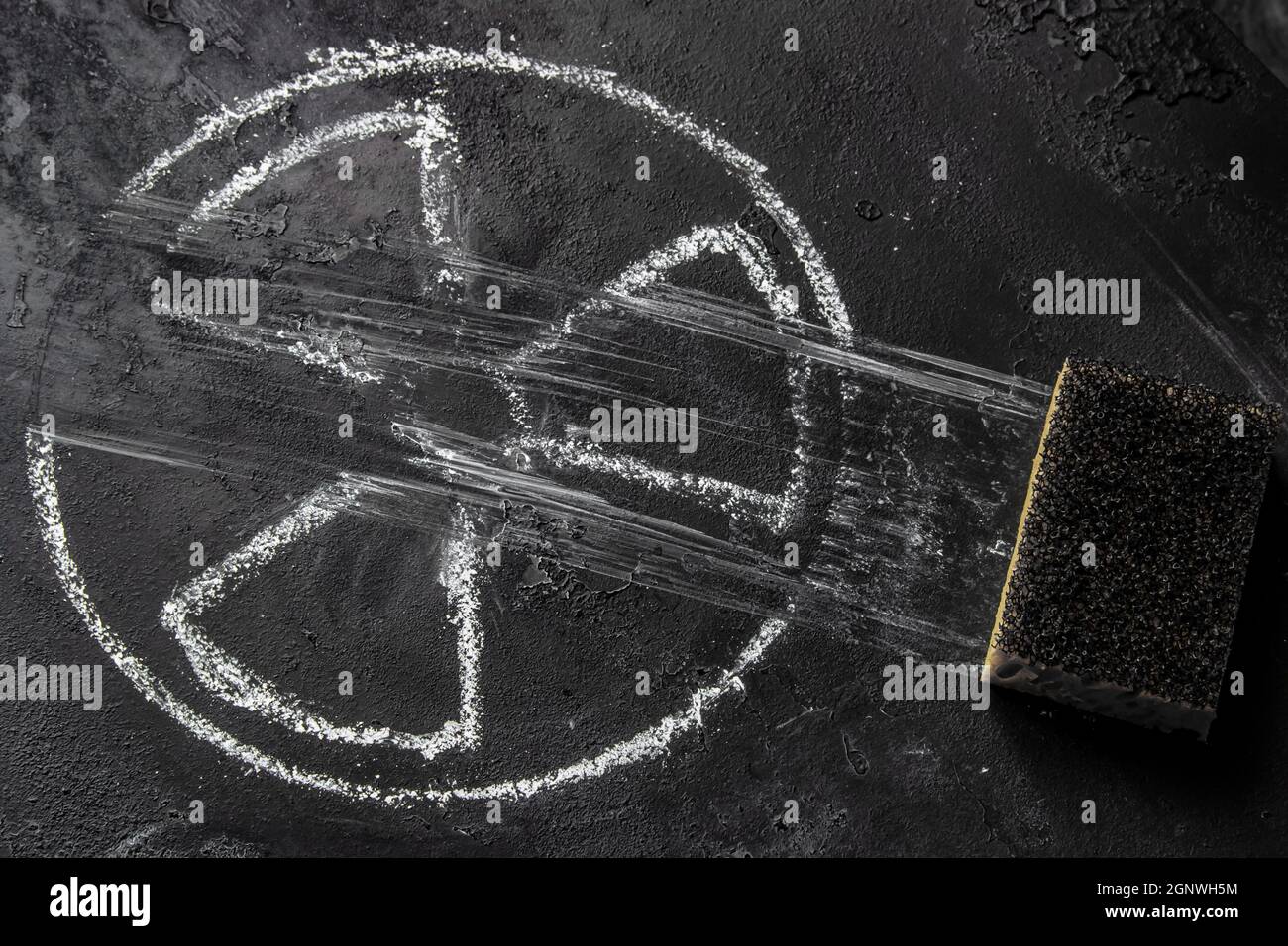 Schwamm-gelöscht Kernwaffen-Symbol auf schwarzem Hintergrund Stockfoto