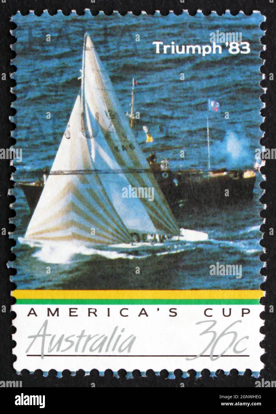 AUSTRALIEN - UM 1986: Eine in Australien gedruckte Marke zeigt Australia II Crossing Finish Line, America's Cup Triumph '83, um 1986 Stockfoto