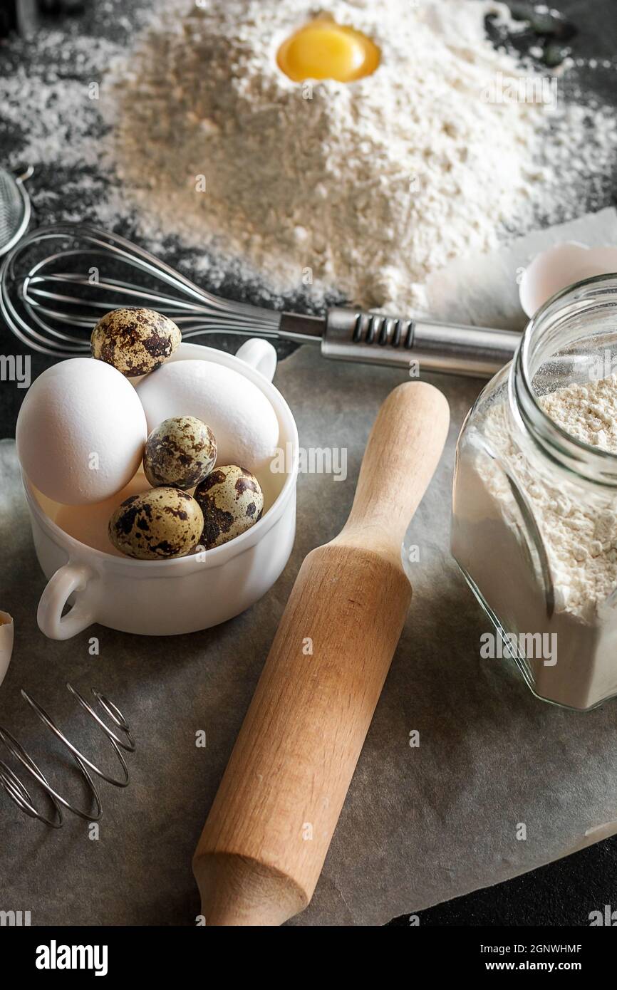 Nudelholz, Mehl und Eier - Zutaten und Utensilien zum Backen und Kochen Stockfoto