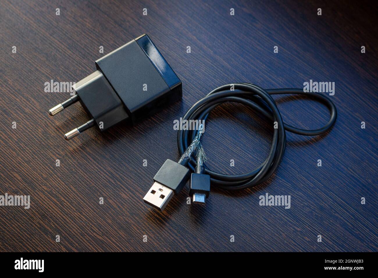 Altes mobiles Ladegerät mit blanken Drähten in Nahaufnahme Stockfoto