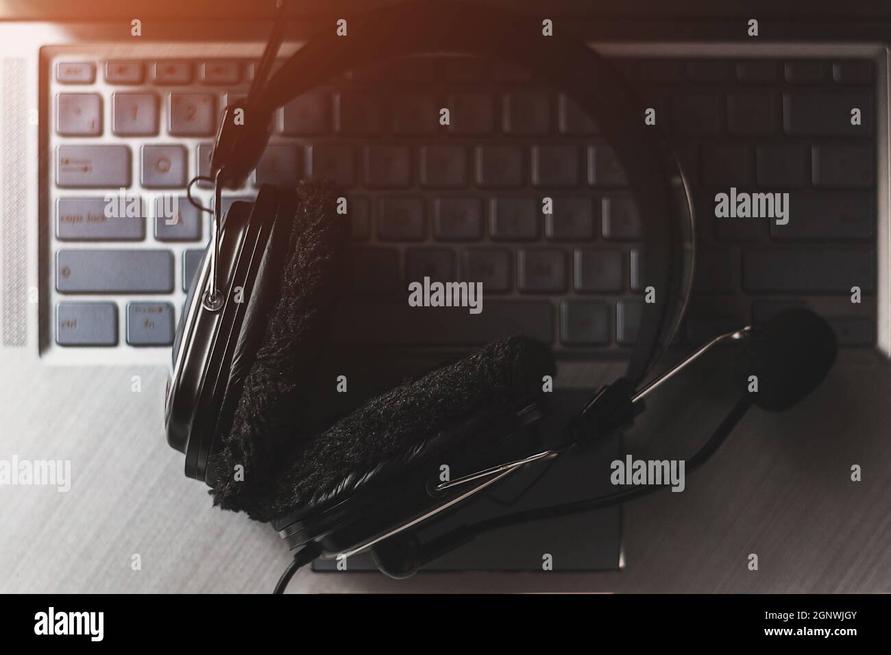 Kopfhörer mit Mikrofon auf Laptop-Tastatur Konzept Fernarbeit, Fernunterricht selektive Fokus Stockfoto