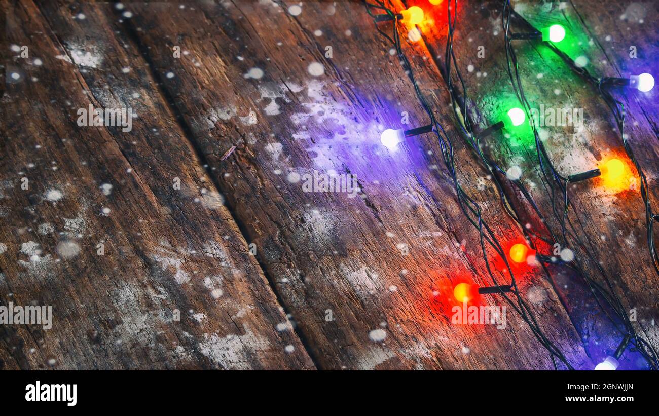 weihnachtsgirlande auf Holzhintergrund mit Platz für Text Konzept Neujahr, weihnachten Stockfoto