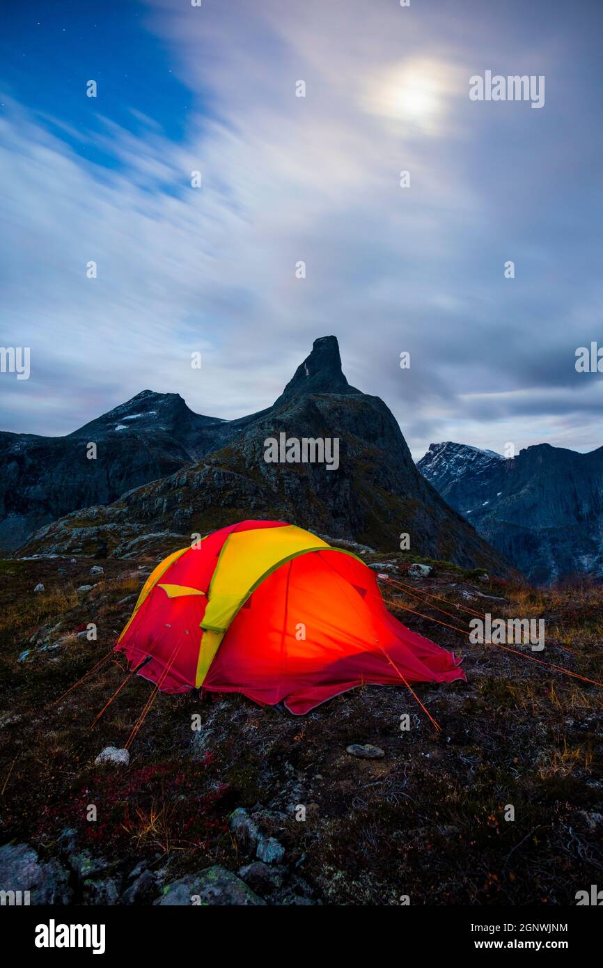 Zeltlager bei Nacht in den Bergen von Romsdalen, Rauma kommune, Møre Og Romsdal, Norwegen, Skandinavien. Stockfoto