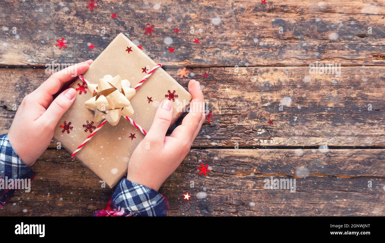 Gibt weihnachtsgeschenk mit Platz für Text auf Holzhintergrund Stockfoto