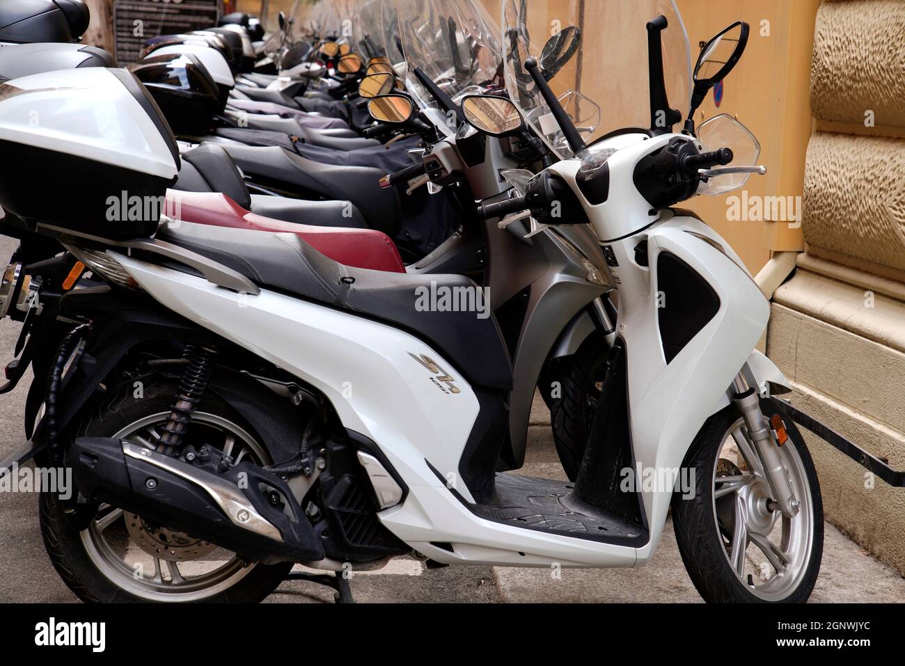 Parkplätze im Freien für Motorräder, Bologna, Emilia-Romagna, Italien Stockfoto