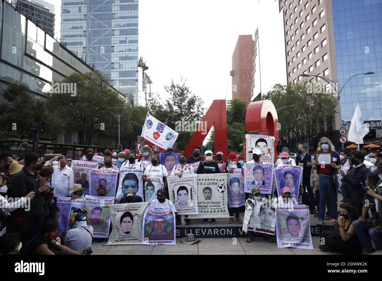 Angehörige der 43 Studenten des ländlichen Isidro Burgos von Ayotzinapa nehmen an einer Demonstration Teil, die Gerechtigkeit für die Verbrechen und Missbräuche fordert, die gegen die 43 Studenten in Iguala, Guerrero, bis 7 Jahre nach ihrem gewaltsamen Verschwinden durch die städtische, staatliche und militärische Polizei begangen wurden. Mexiko-Stadt, Mexiko, 26. September 2021. Foto von Luis Barron/Eyepix/ABACAPRESS.COM Stockfoto