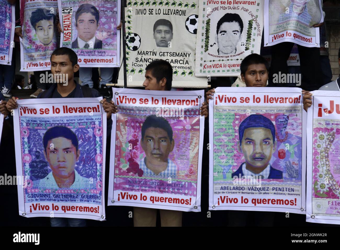 Angehörige der 43 Studenten des ländlichen Isidro Burgos von Ayotzinapa nehmen an einer Demonstration Teil, die Gerechtigkeit für die Verbrechen und Missbräuche fordert, die gegen die 43 Studenten in Iguala, Guerrero, bis 7 Jahre nach ihrem gewaltsamen Verschwinden durch die städtische, staatliche und militärische Polizei begangen wurden. Mexiko-Stadt, Mexiko, 26. September 2021. Foto von Luis Barron/Eyepix/ABACAPRESS.COM Stockfoto