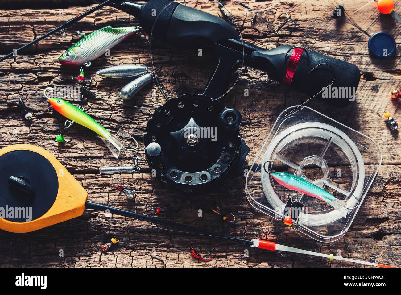 Winter Angelruten und Köder zum Angeln auf Holz Hintergrund Stockfoto