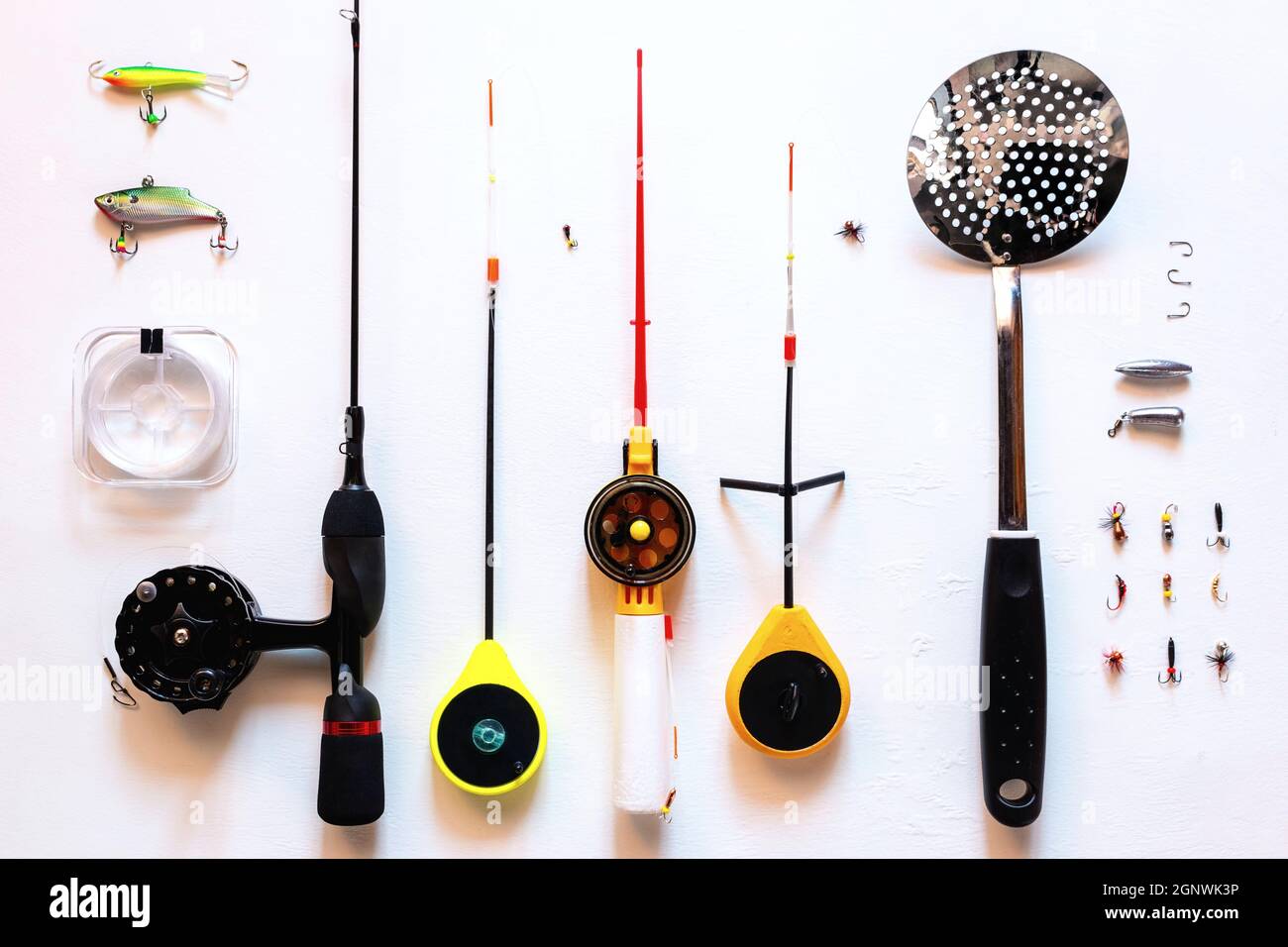 Eisangeln, Angelschnur, Balancer, Eisvorrichtungen zum Winterfischen auf einem weißen bafu Stockfoto